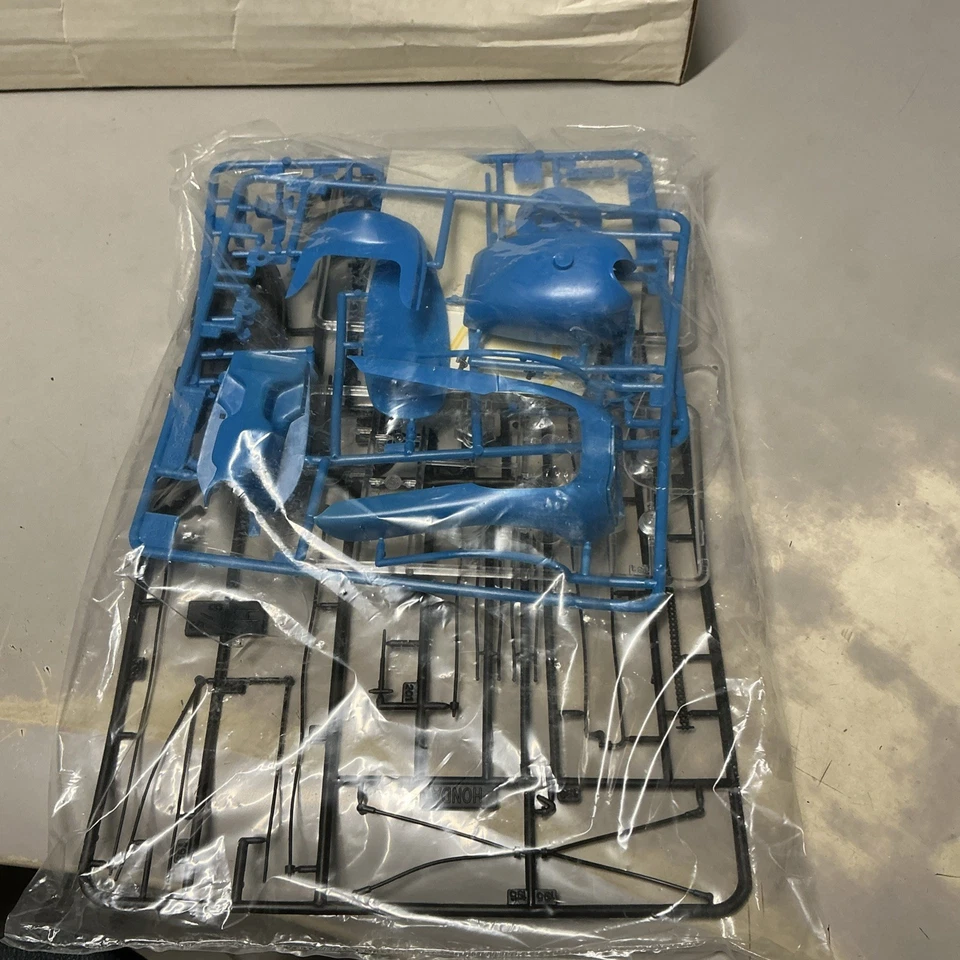 Heller - HONDA 950 SS - NUOVO - Kit Da Montare 1/8 Moto Vintage N. 985 - Immagine 4 di 4