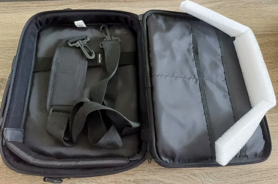 RooCASE Black Tablet/Laptop Case 12.5x9.5x2.5 with multi-pockets - Image 4 of 4