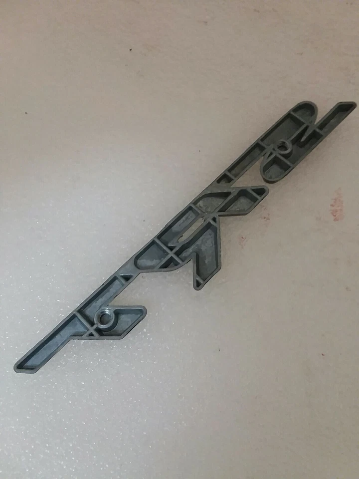 Зарядное устройство из черного металлического сплава SRT HellCat Scatpack решетка с эмблемой значок универсальное - Изображение 4 из 4