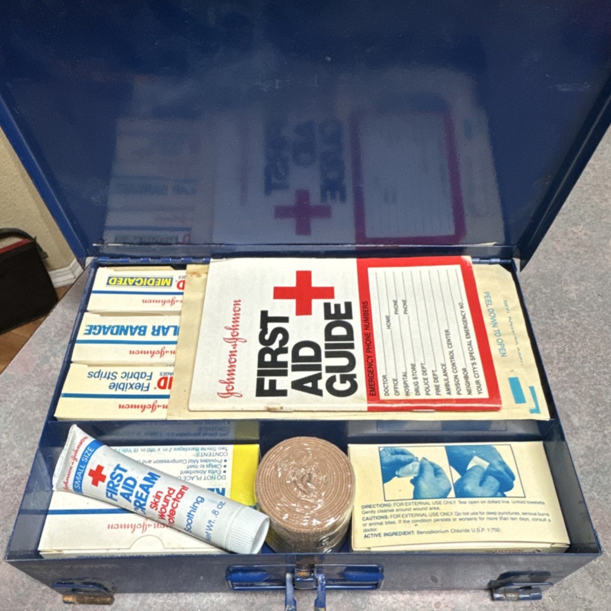 Vtg Johnson & Johnson First Aid Kit Metal Box Wall Mount 8161 Old