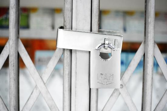 HEAVY DUTY HASP & STAPLE GATE GUARD WTH  IFAM MAX50 HIGH SECURITY PADLOCK.
