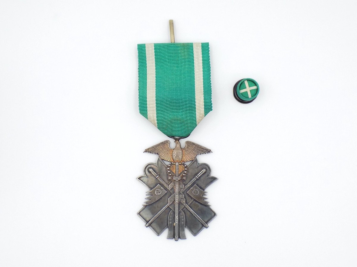Original WWII Japanese Order of the Golden Kite 7th Class Cased