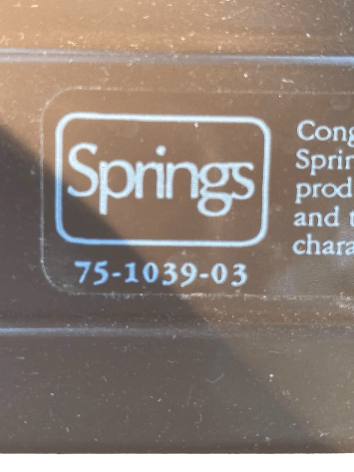 Persiana de madera sintética de 2,5" para ventana 54,5W x 50,5L de Spring para oscurecimiento de habitación castaño Foto 4 de 4