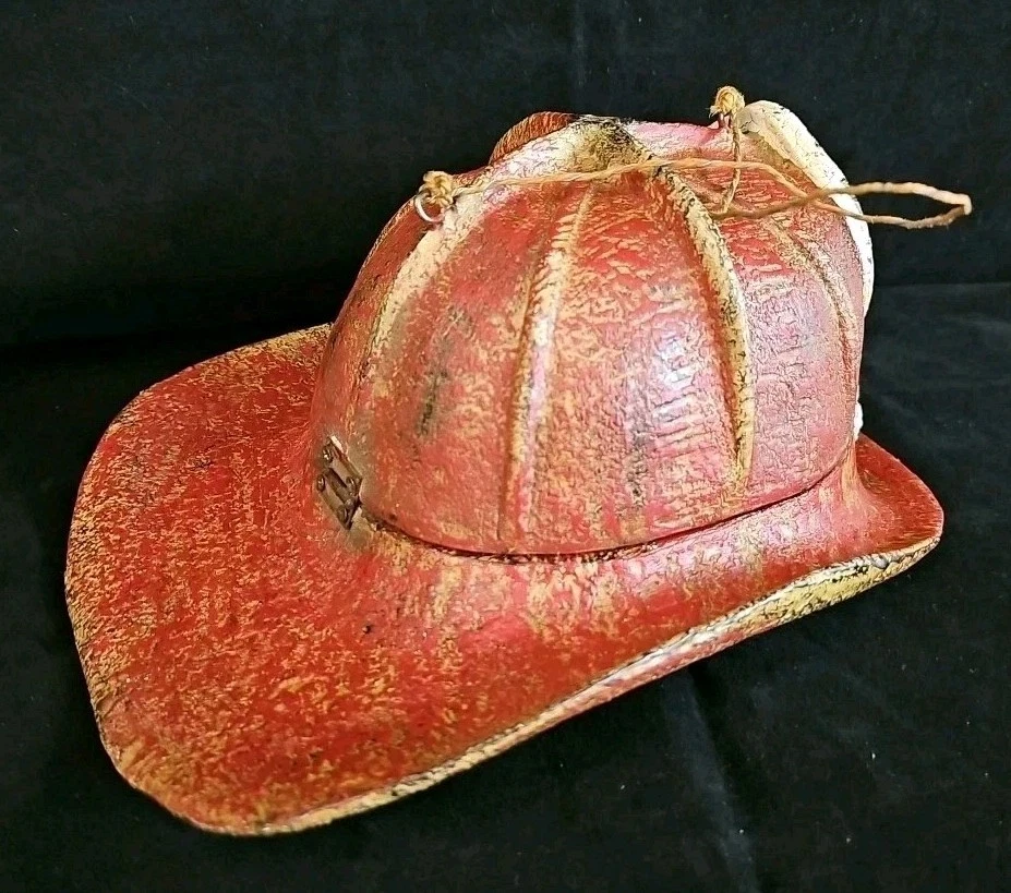 "Sombrero de bombero" tallado a mano arte popular pajarera pintado rojo blanco "inspirado en el 11911" Foto 4 de 4