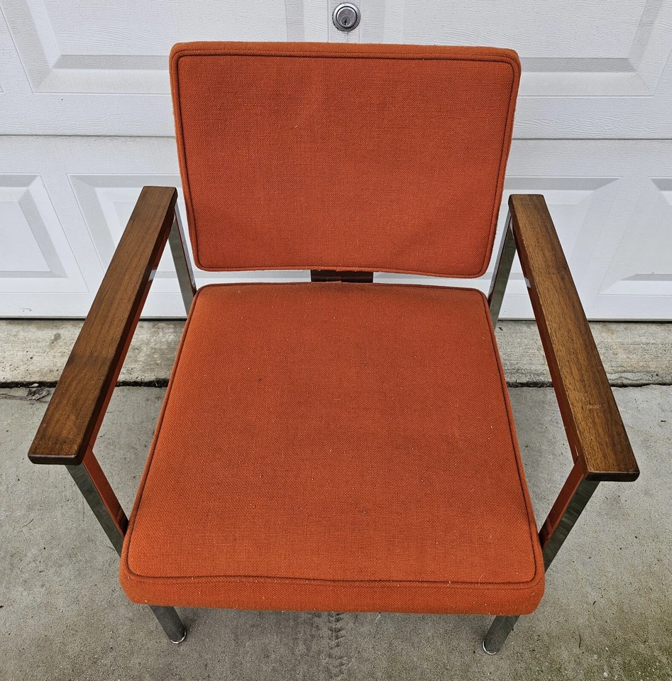 Silla cromada moderna vintage de mediados de siglo con reposabrazos de nogal y asientos tapizados Foto 3 de 4