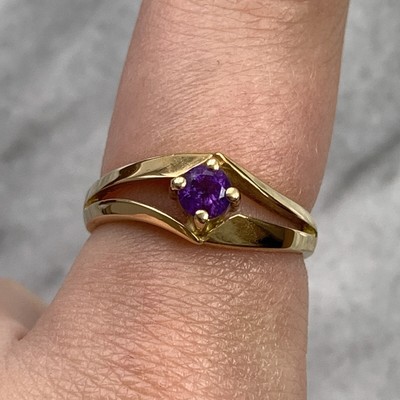 Amethyst Solitär Ring mit geteiltem Schaft 18 kt 18 Karat Gelbgold - Größe M
