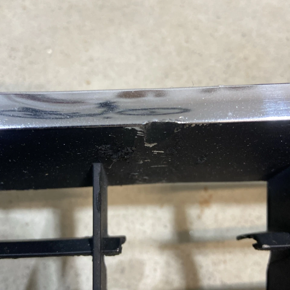 1966-1967 Chevrolet Corvette C2 Front Exterior Grille OEM Part 3875746 Foto 3 de 4