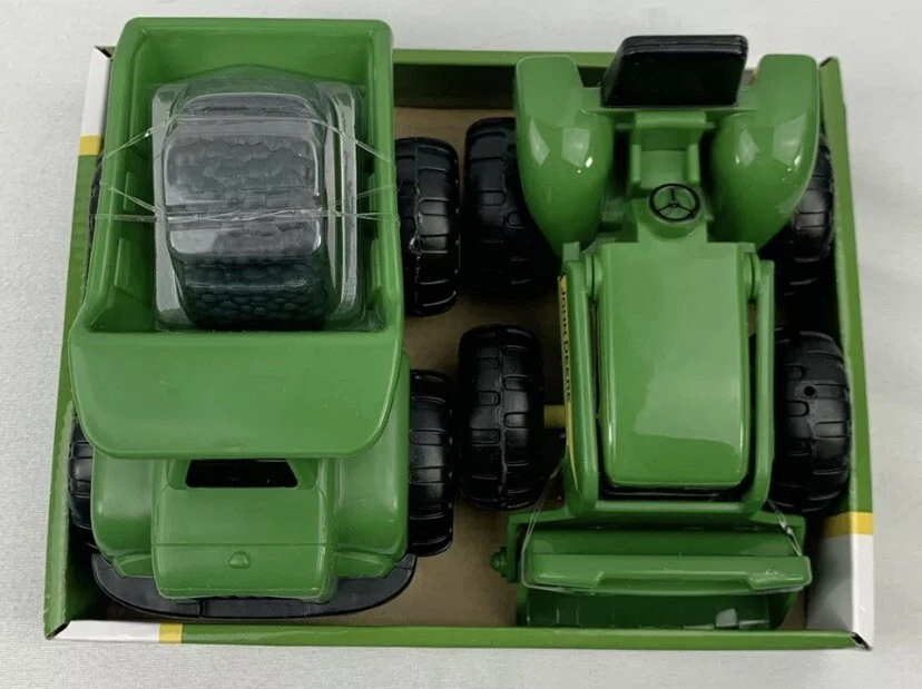 John Deere Dump Truck and Tractor TOMY Sand Toy Plastic New In Box 18 Months+ - Image 2 of 2