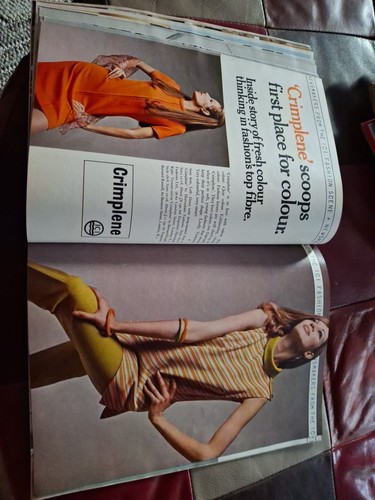 VANITY FAIR MAGAZINE 1968 - Picture 19 of 24