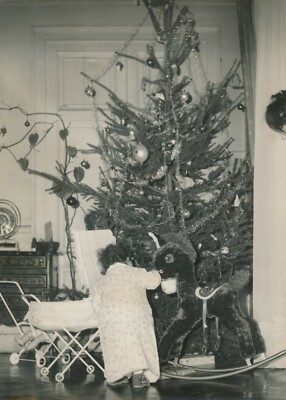 Große analoge Presse A.D.P. kind das sein spielzeug unter weihnachtsbaum entdeckt 