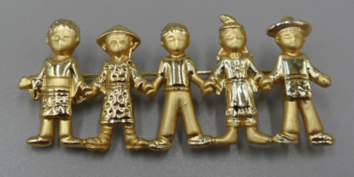 AJC Signed Brooch Children of the World Holding Hands Diversity Unity 5 Kids
