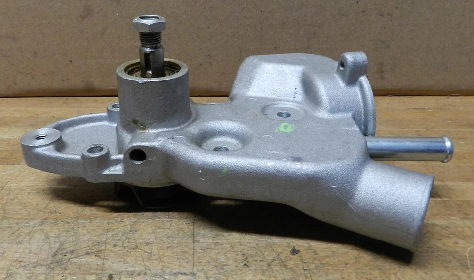 1982-88 Peugeot 505 D & TD XD2 2.5L Diesel engines 4 Cyl new water pump 385SQ - Image 2 of 4