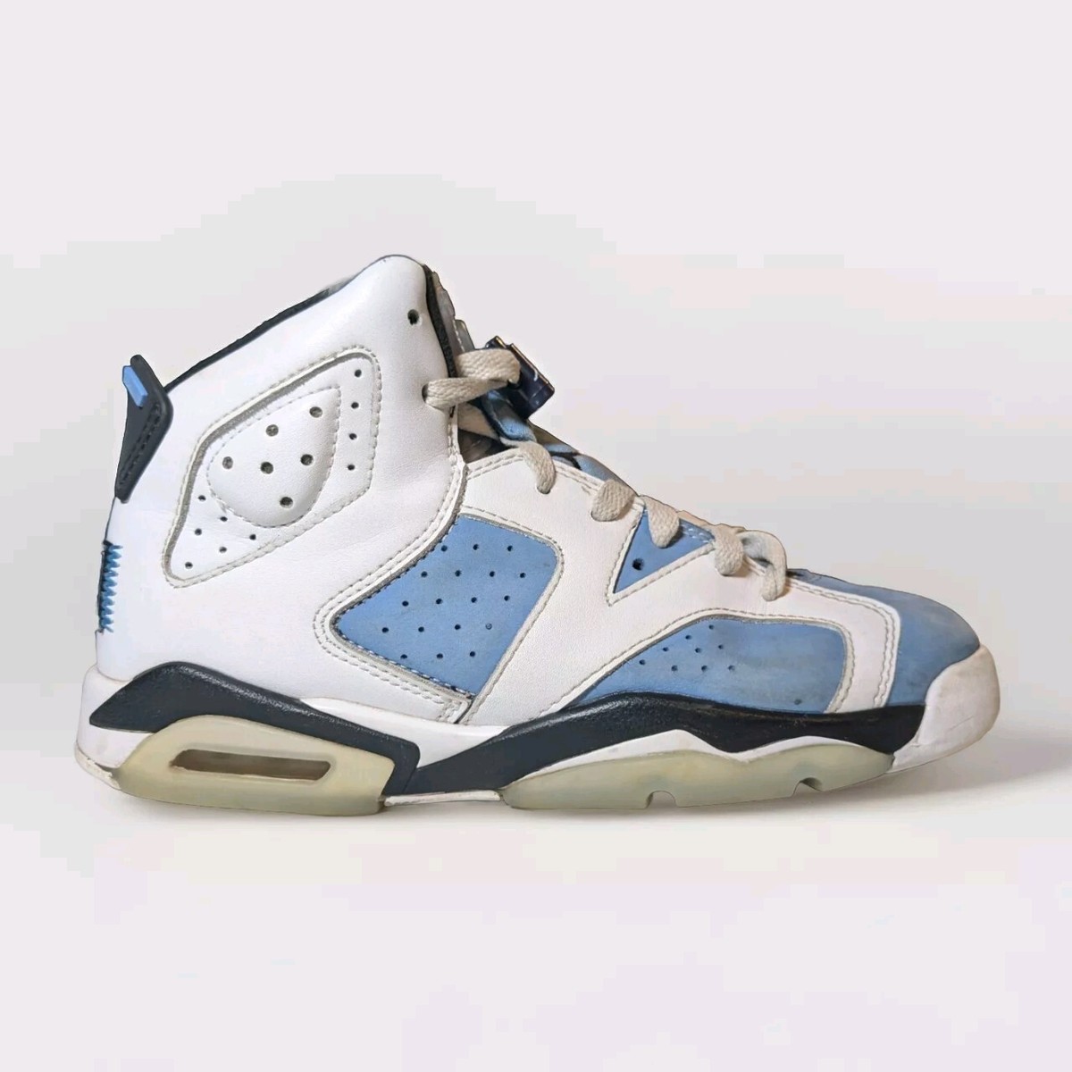 Jordan 6 Retro Mid UNC Home Size 6Y White Sky Blue Sneakers Jordan 6 Retro Mid UNC Home Size 6Y White Sky Blue Sneakers