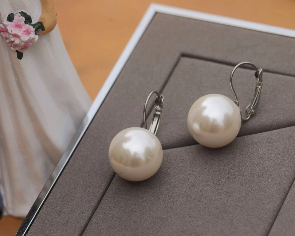 Boucles d'Oreilles Dormeuses Argenté Grosse Perle Blanche 18mm Class Retro E3 - Photo 2/4