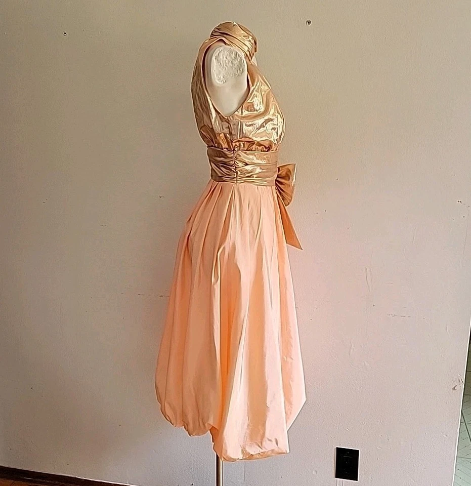 Vestido midi formal pequeño vintage años 80 melocotón cojo tafetán cuello alto dobladillo burbuja lazo Foto 4 de 4
