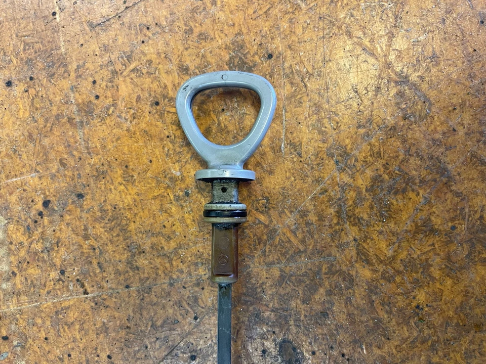 Varilla de medición de aceite con mango turquesa Mercedes Benz 1983 380 SEL usada OEM Foto 2 de 4