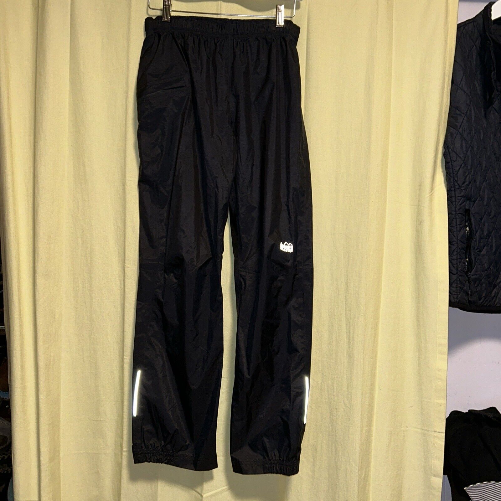 New w/out tag REI  Kids Nylon Pants  Black L (14-16)  Waterproof zippers Pockets