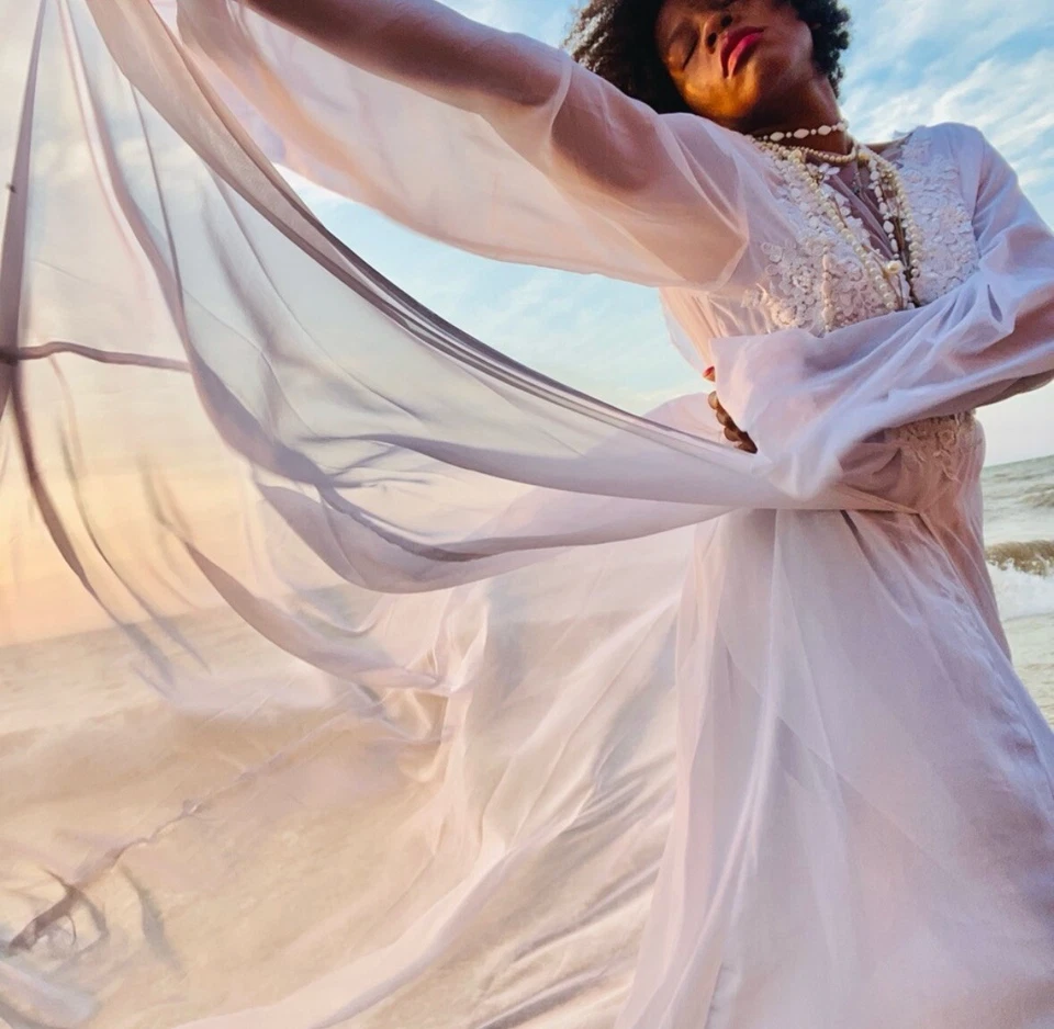 Vestido de noiva de chiffon branco feito sob medida com trem tamanho médio  - Imagem 3 de 4