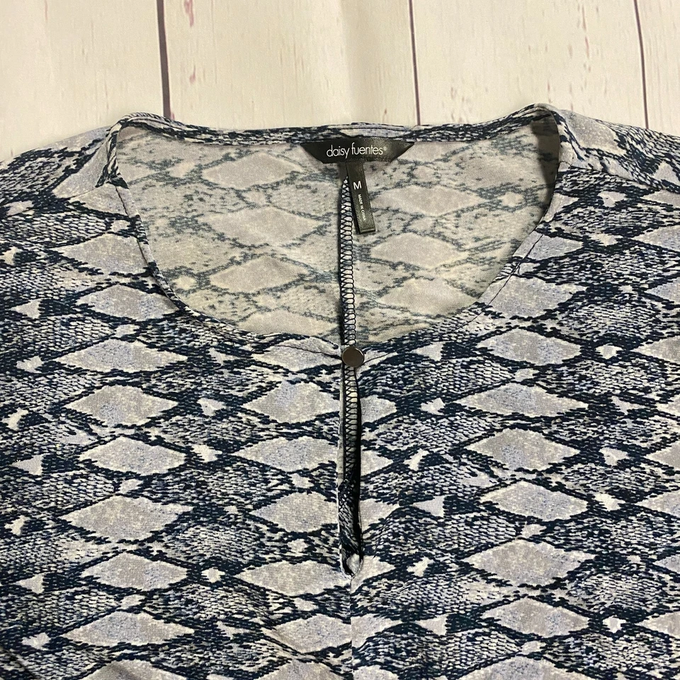 Prendas para el torso Daisy Fuentes para mujer medianas estampado de serpiente ojo de cerradura cuello volante lateral manga larga Foto 3 de 4