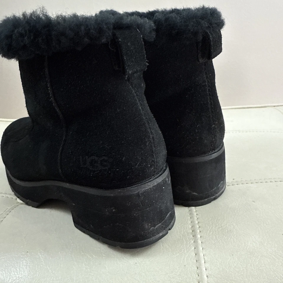 UGG Negro Grueso Tacón Suela Gamuza Impermeable Botines Mujer EE. UU. 7 USADO EN EXCELENTE ESTADO Foto 3 de 4