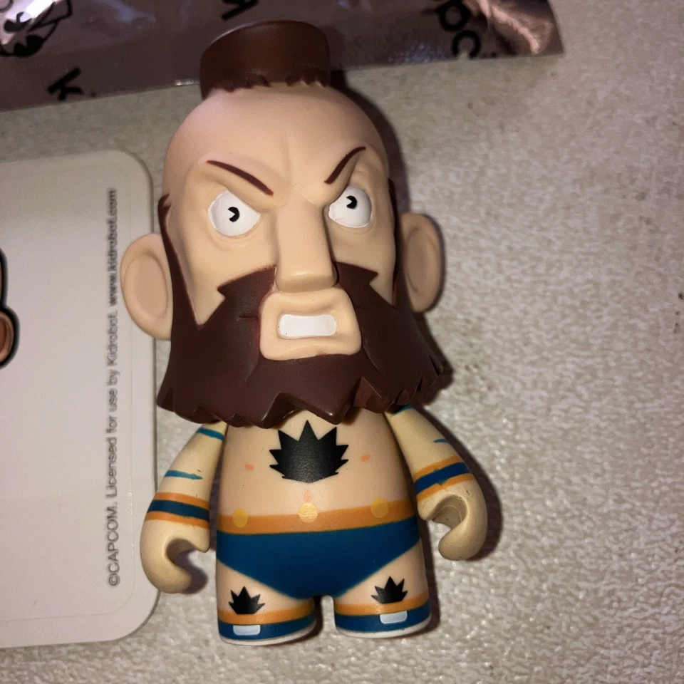 Figura Vinilo Kidrobot Street Fighter Capcom Azul ZANGIEF (NUEVO) Foto 3 de 4