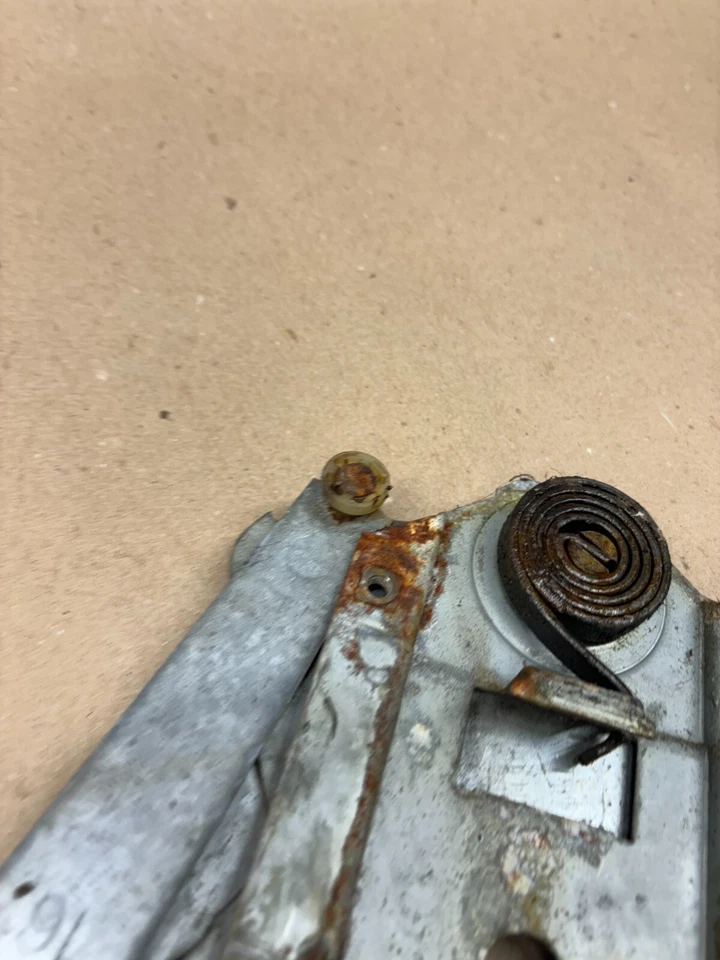 1964-1967 Oldsmobile Cutlass F-85 Vista Cruiser 4dr right rear window regulator - Image 4 of 4