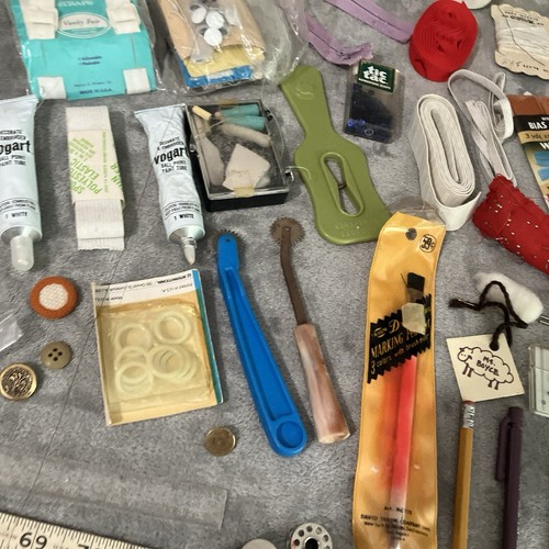 Vintage Sewing Kit Bundle Lot - Wooden Spools Tools Buttons Zippers Safety Pins - Picture 12 of 13