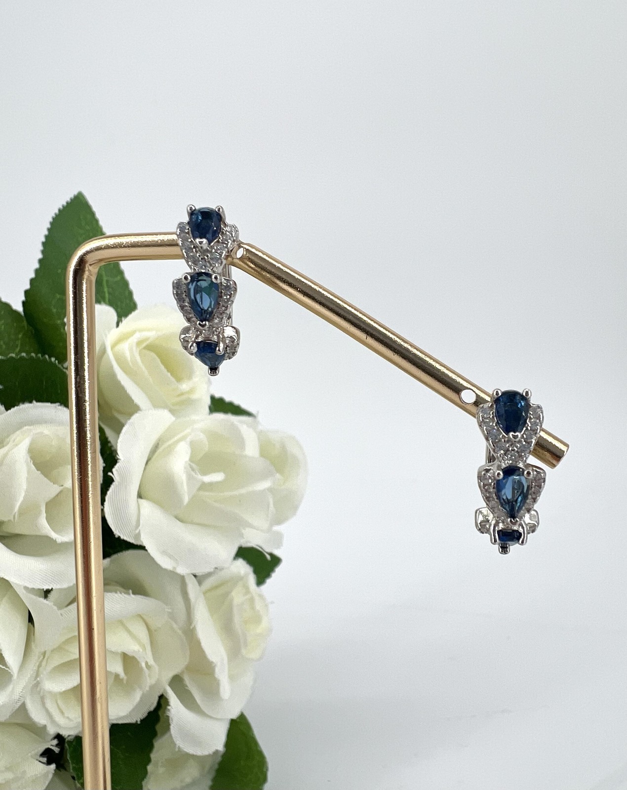 Créoles en argent 925 et oxydes bleus : l'élégance intemporelle du sertissage artisanal d'exception
