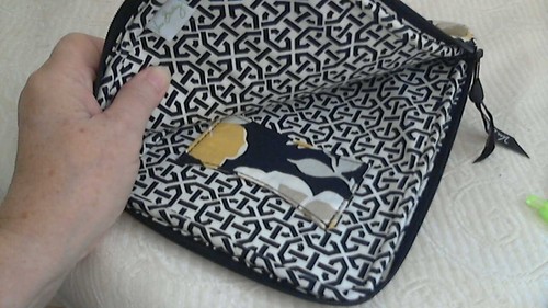 Vera Bradley Quilted Padded Mini IPad Cover 9" x 6.5" Zips InPocket - Picture 2 of 4