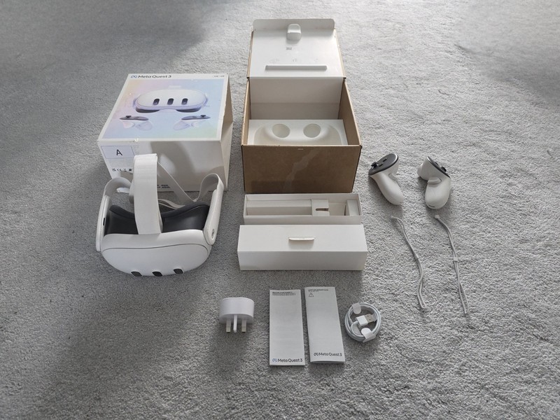 Meta Quest 3 128GB VR Headset + Controllers, Charger and Orignal Box