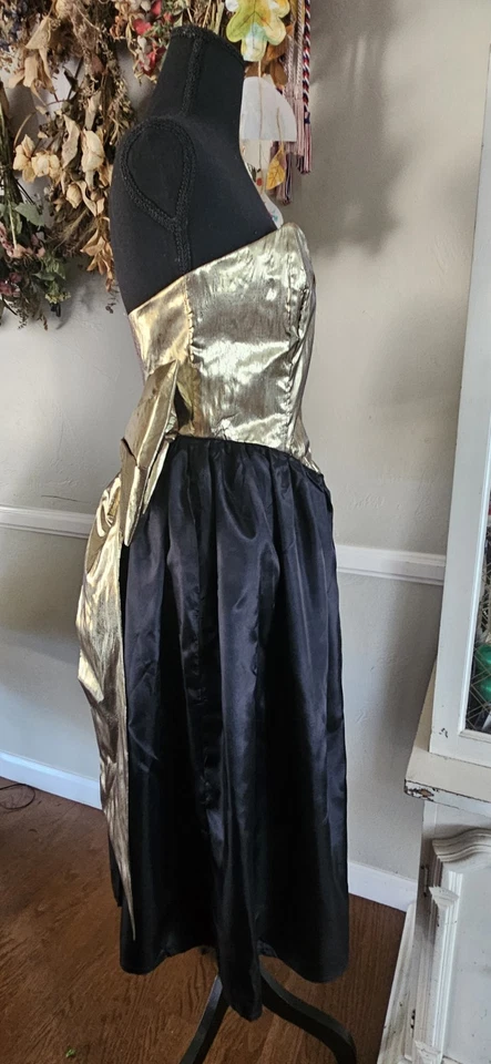 Vestido de graduación vintage de los años 80 negro y dorado sin tirantes con acento de lazo grande Foto 4 de 4