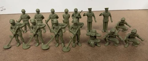 MARX Lot of 15  Unmarked ARMY Green 60mm Plastic toy soldiers