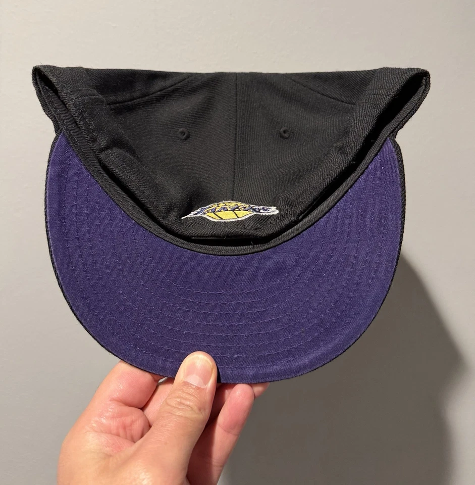Gorra ajustada Los Angeles Lakers New Era 5950 negra cúpula púrpura UV 7 5/8 Foto 3 de 4