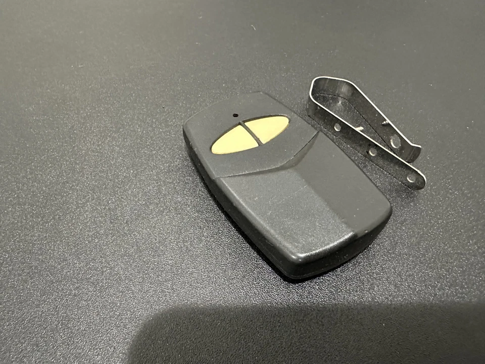 Stinger CCS3101BV (2-Button) Garage Door Gate Opener Remote 310 MHz - TESTED! - Image 2 of 4