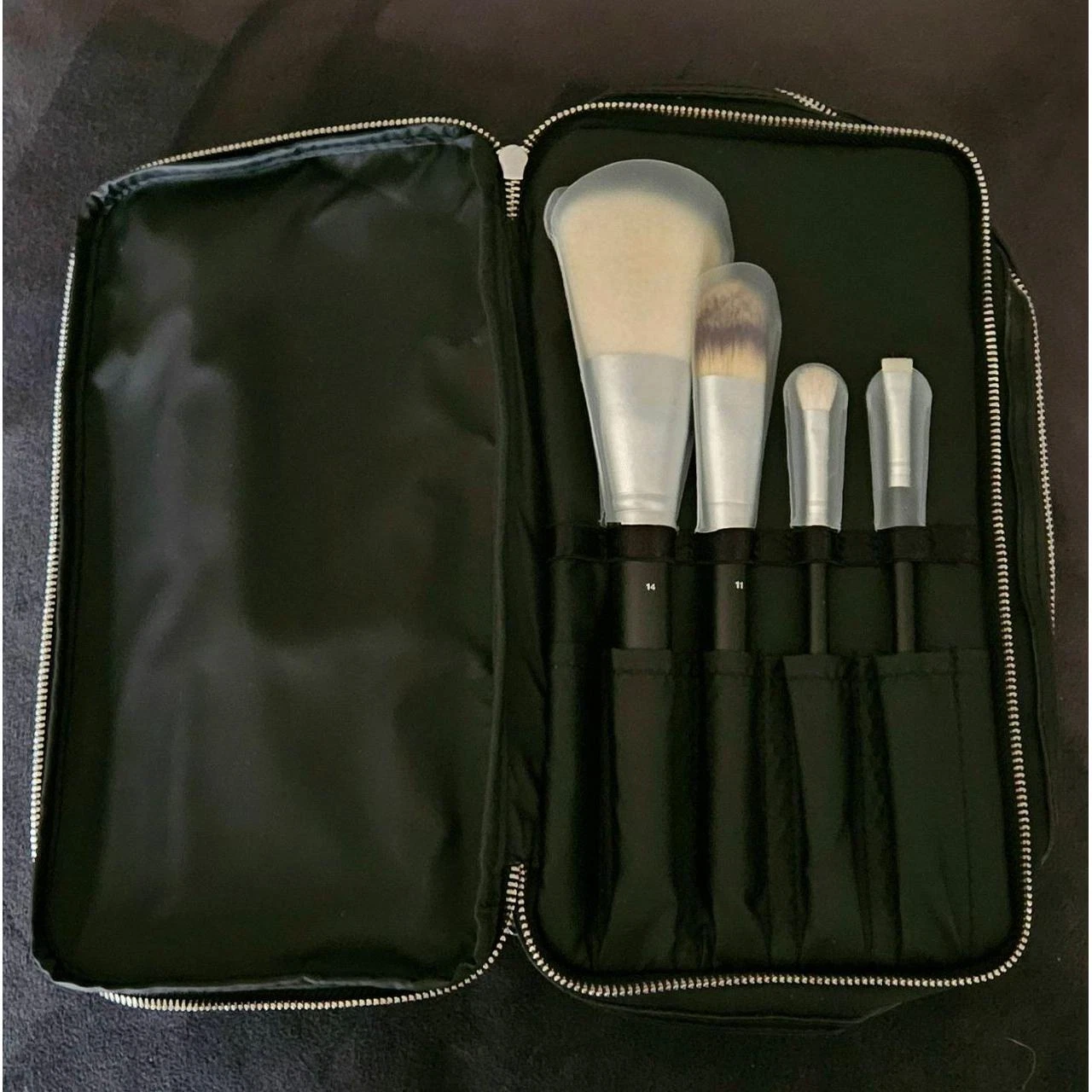 NEUF Coffret de voyage Dior Backstage avec quatre pinceaux de maquillage fermeture éclair