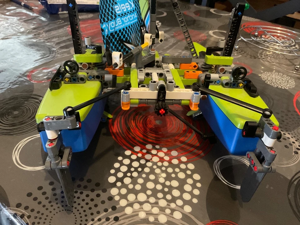 LEGO Technic 42105 Catamaran, photo 4 sur 5