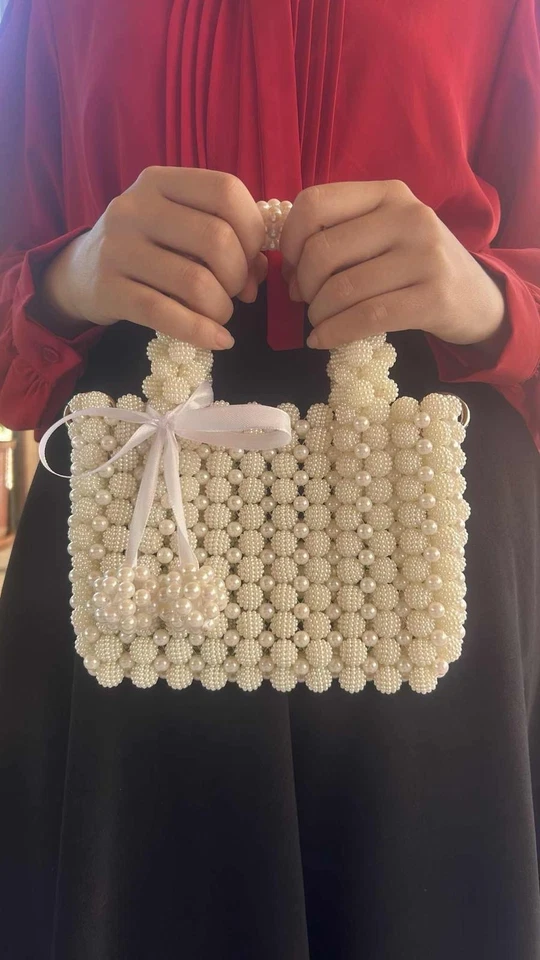 Bolso de mano hecho a mano con cuentas de perlas Foto 2 de 2