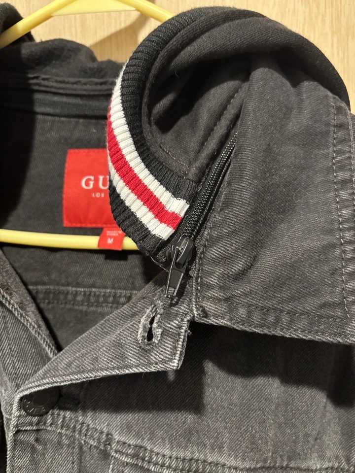 Chaqueta de camionero Guess Los Angeles mediana negra mezclada de mezclilla con capucha para hombre Foto 3 de 4