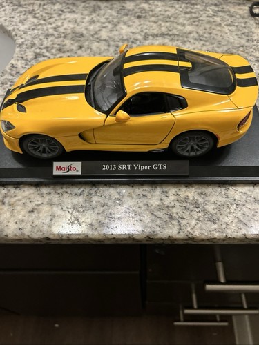 Maisto 1/18 2013 SRT Viper GTS Yellow/Black Stripe Finished Product
