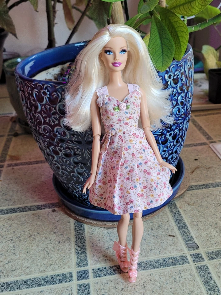 Vestido Barbie Rubia Personalizado Rosa Hecho a Mano Pestañas Enraizadas Foto 2 de 2