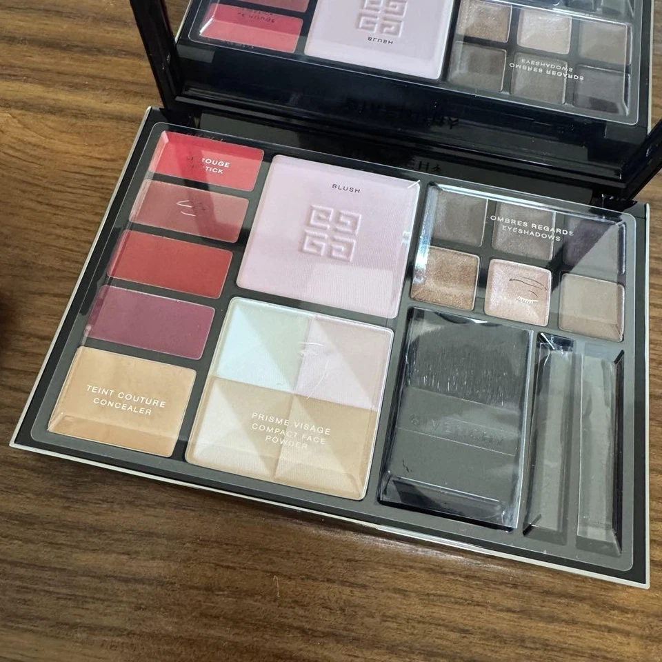 Paleta esencial de maquillaje Givenchy Paleta esencial de maquillaje Givenchy nueva en caja Foto 2 de 4