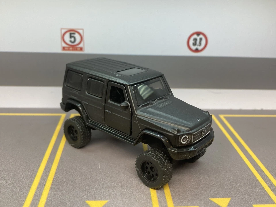 Camión Mercedes-Benz G 580 2024 elevado 4x4 1/64 diecast personalizado todo terreno caja de fósforos Foto 2 de 4