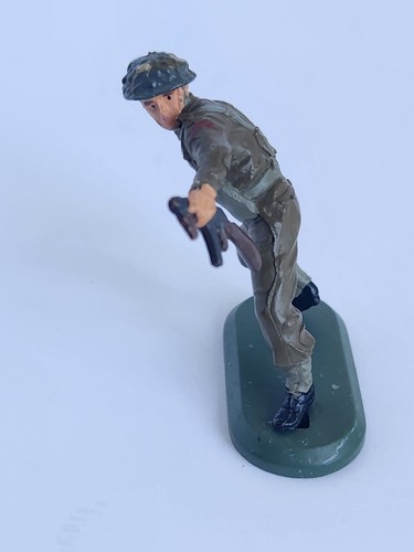 Britains DEETAIL soldier Throwing Grenade Figure - Picture 4 of 9