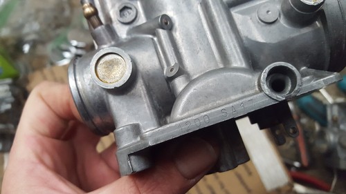 1980 1981 1982 Kawasaki KZ750 E H LTD outer left carburetor body # 1 NICE - Picture 12 of 12