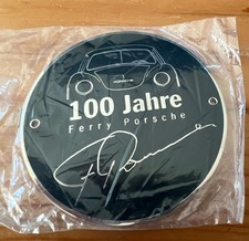 Porsche Museum Plakette &bdquo;100 Jahre Ferry Porsche&ldquo; rund schwarz/wei&szlig; Rarit&auml;t