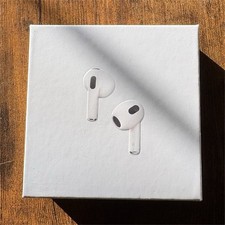 Apple AirPods Wireless Earbuds White with MagSafe Charging Case Bluetooth