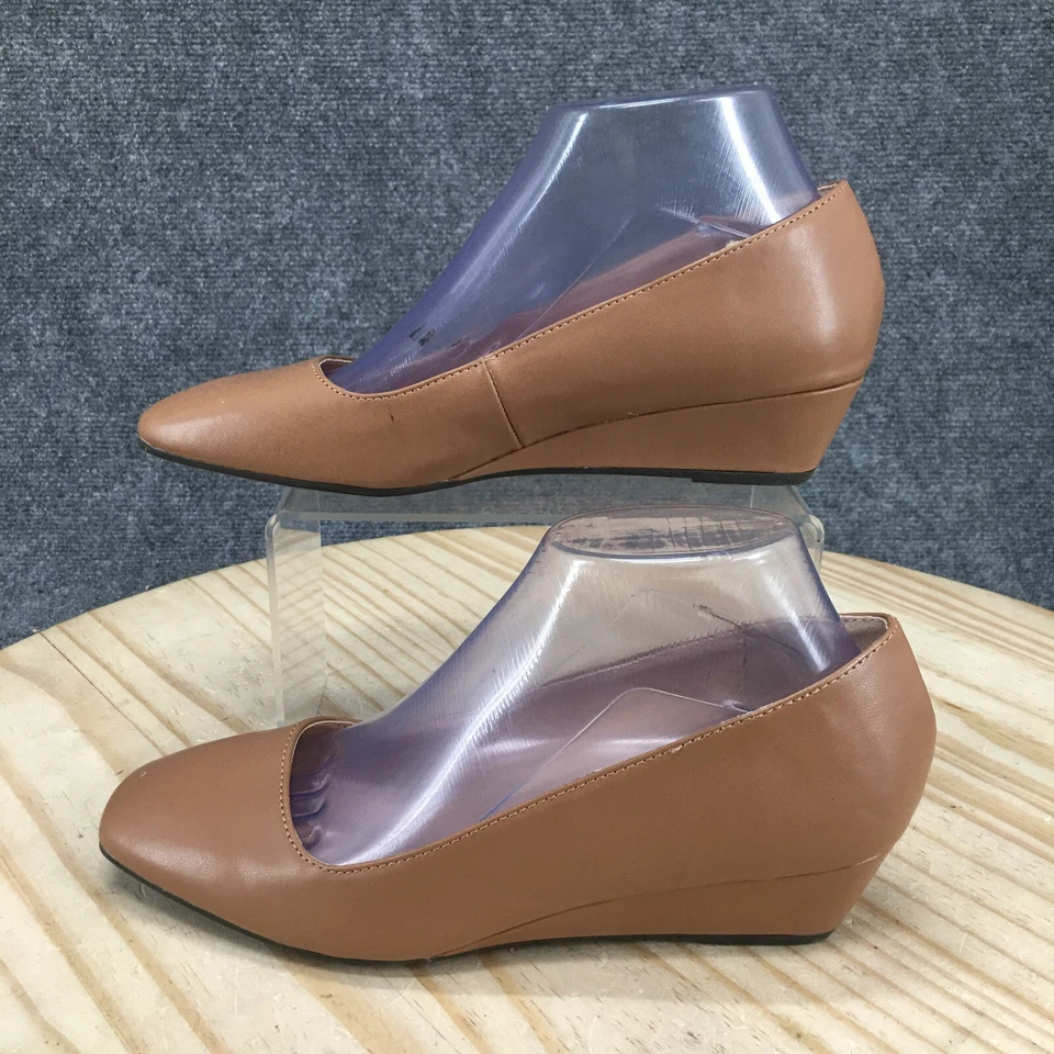 Zapatos Adrienne Vittadini para mujer 7,5 Palmer Pump beige imitación cuero tacón de cuña Foto 2 de 4