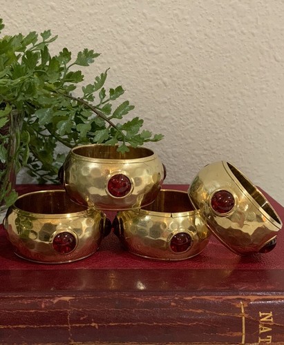 Set di 4 anelli tovaglioli vintage in ottone massiccio martellato pietra rossa - Foto 1 di 6