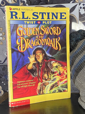 R L Stine - Twist A Plot - Golden Sword of Dragonwalk