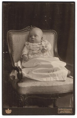 Fotografie W. Höffert, Potsdam, Humboldtstraße 1, Porträt eines Kleinkinds auf  